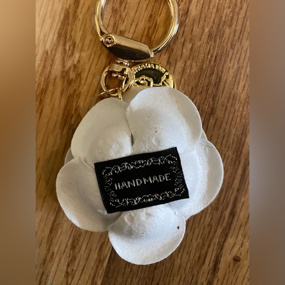 Elegant White Handmade Flower Keychain New - Picture 3 of 3